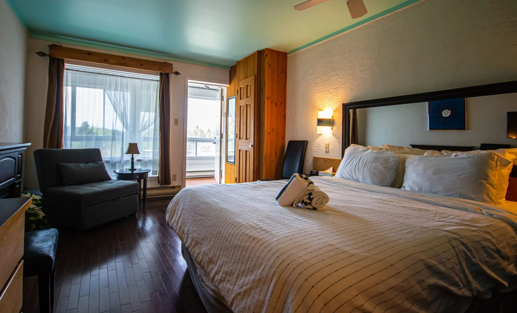Classic room with one queen bed