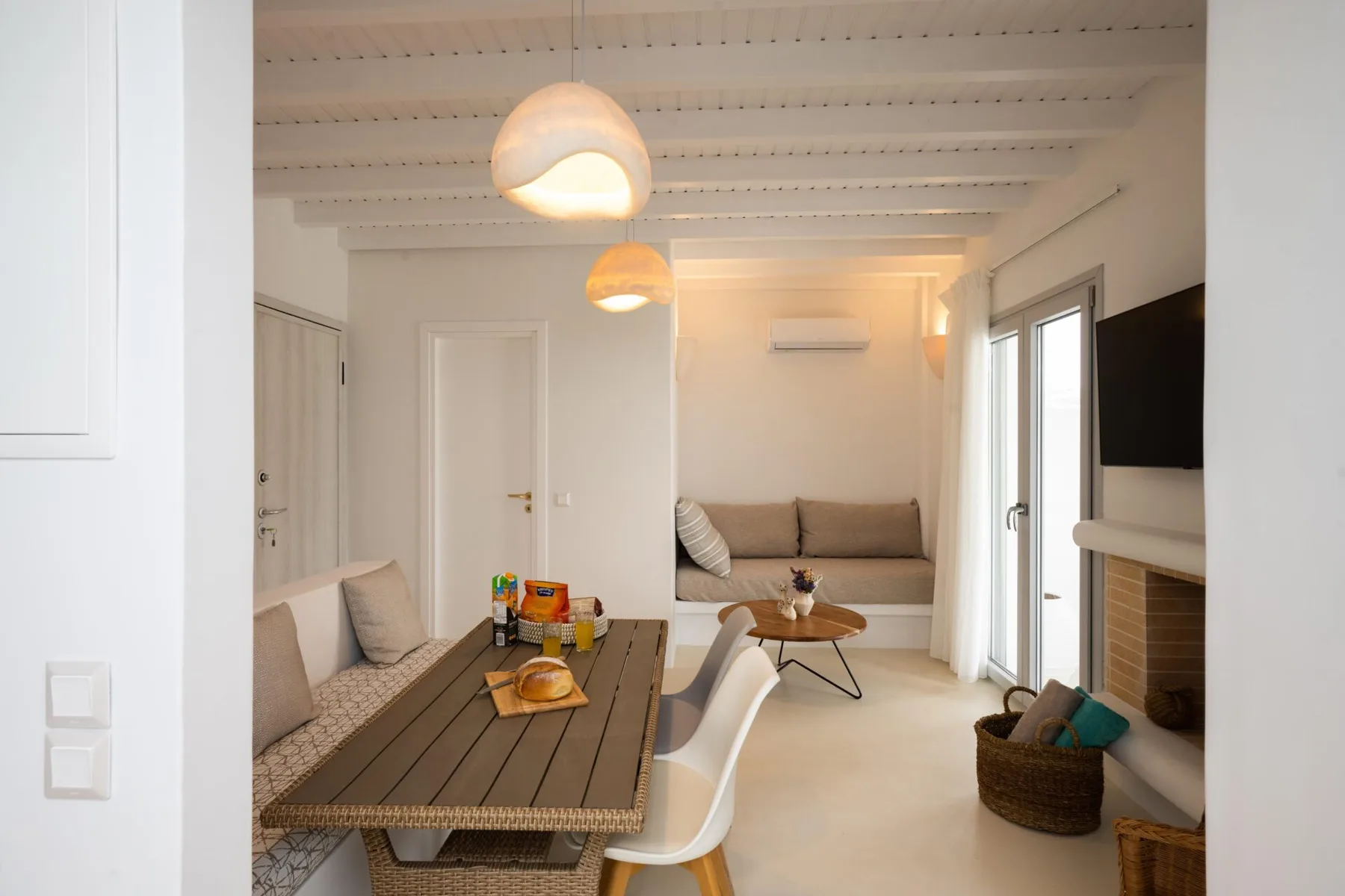 Una sala luminosa con una mesa de comedor y asientos integrados.