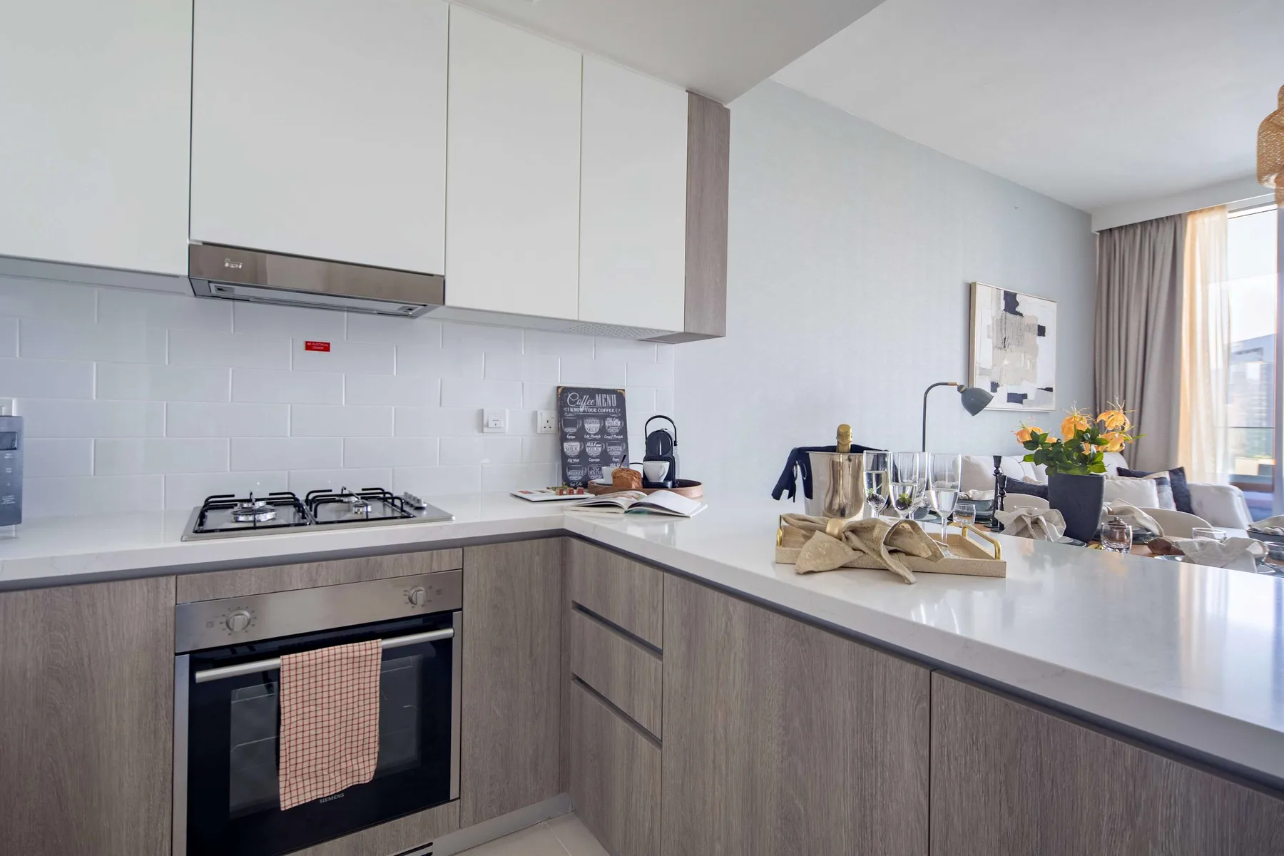Una cocina moderna con una encimera que da a un comedor.