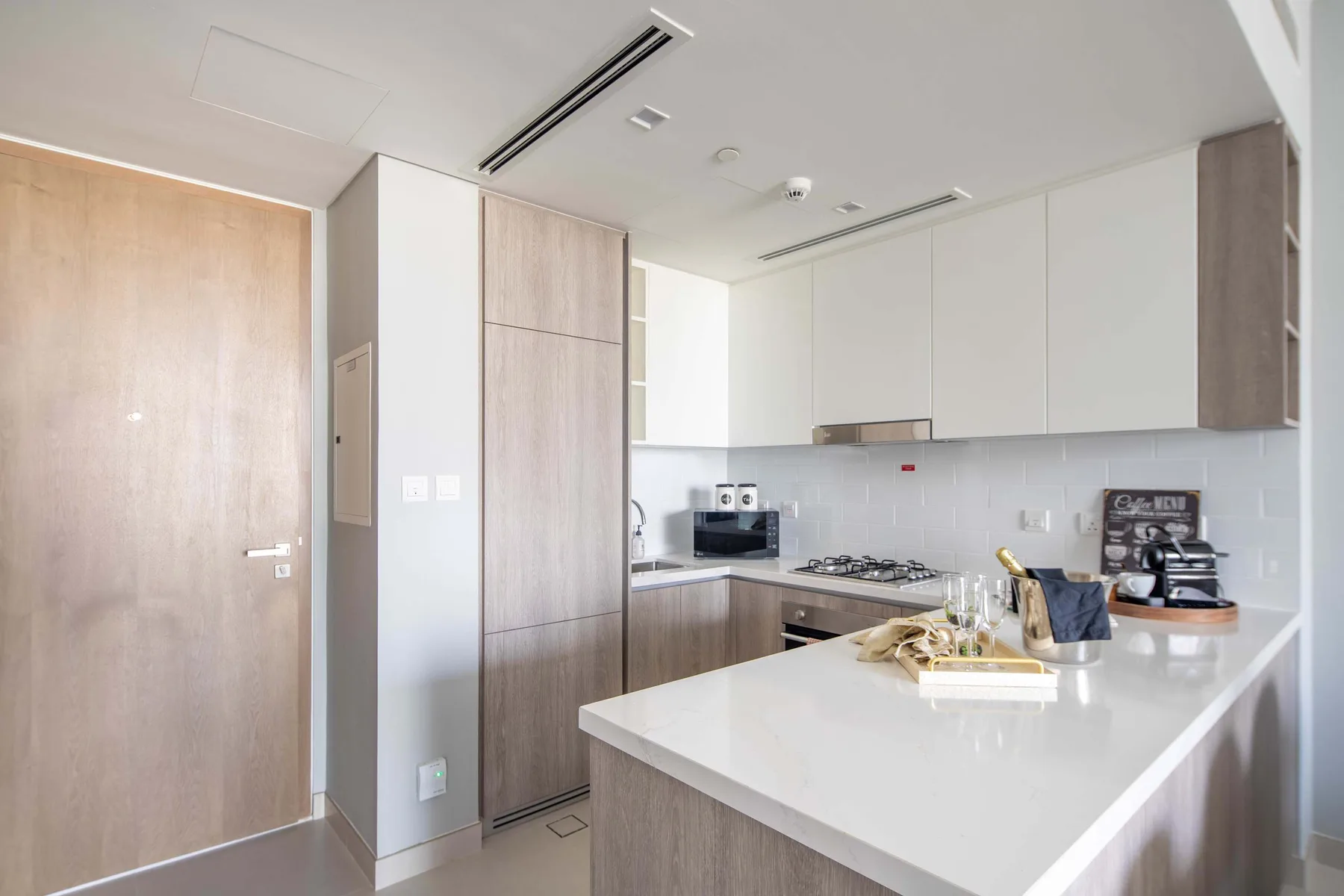 Una cocina moderna con gabinetes blancos y una isla grande.