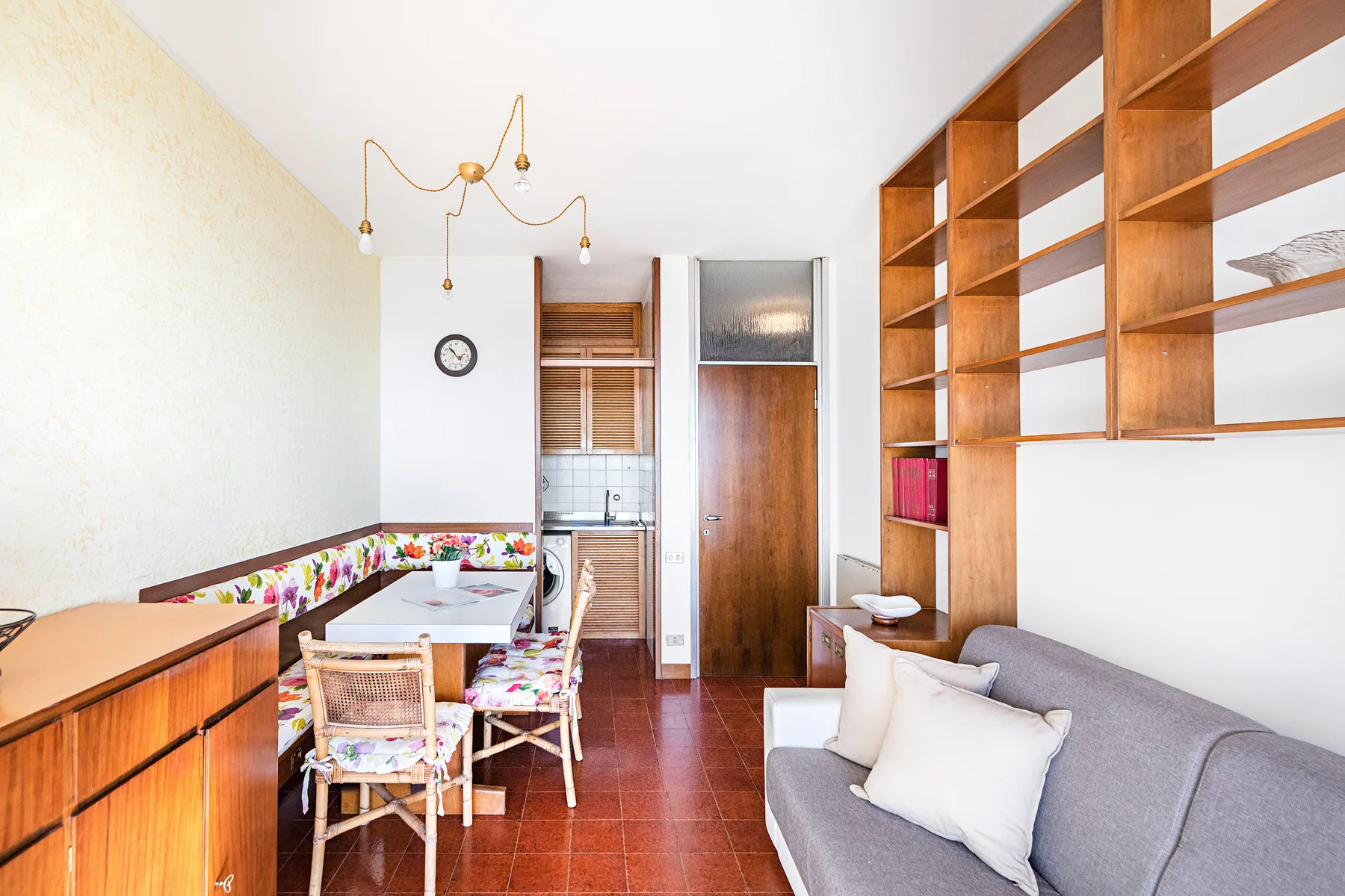 Una luminosa sala de estar y comedor con un sofá y una mesa de comedor.