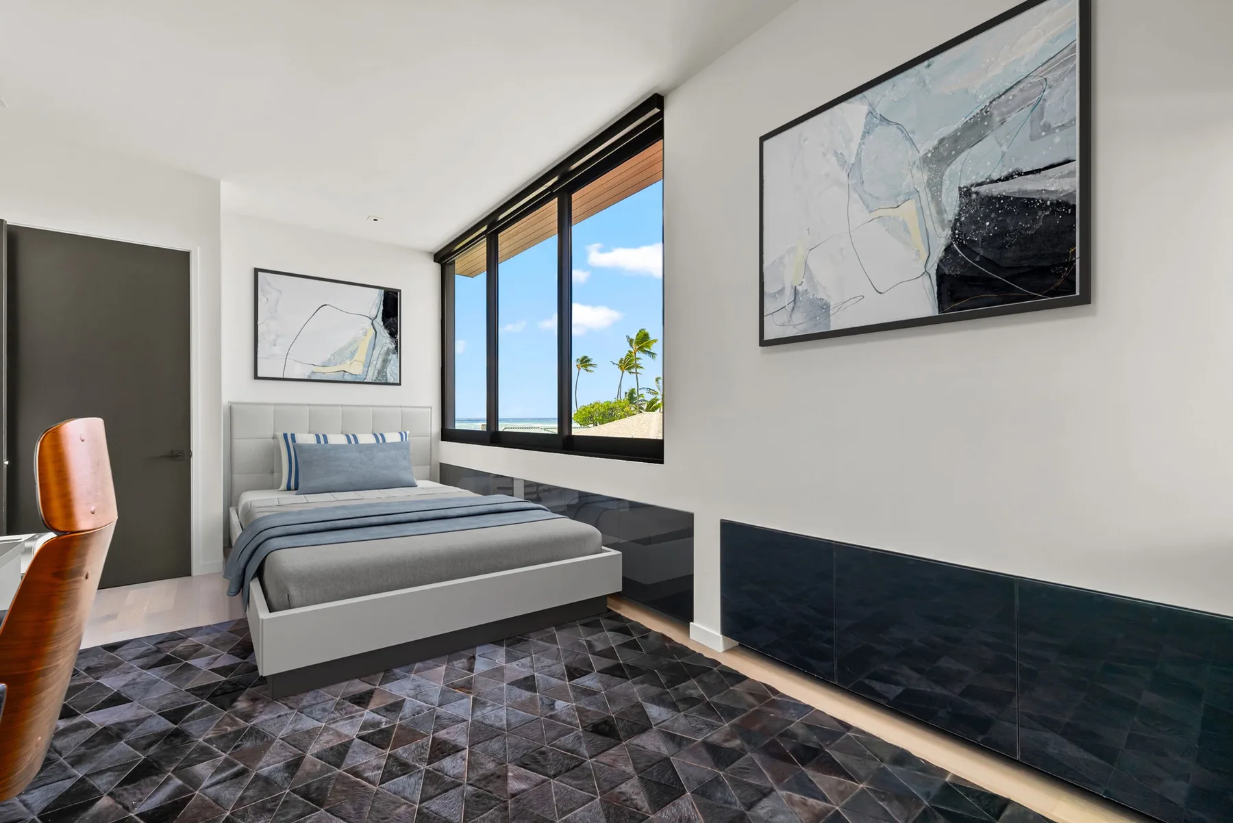 Un dormitorio con una cama junto a grandes ventanas con vistas a palmeras y al cielo.