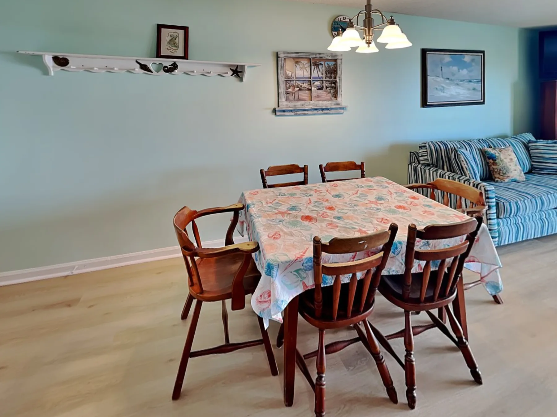 Comedor con mesa y sillas junto a una zona de estar.