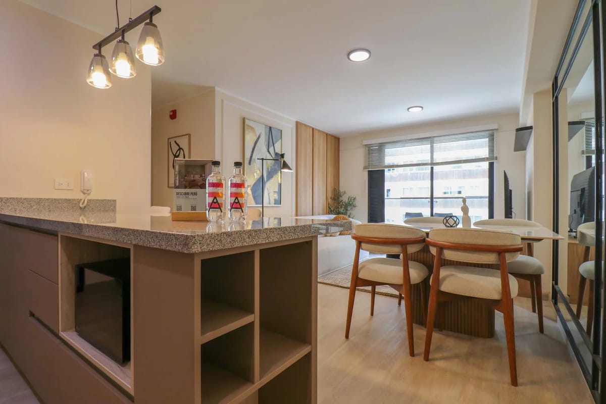 Upscale 3BR w/ AC & Balcony in Miraflores