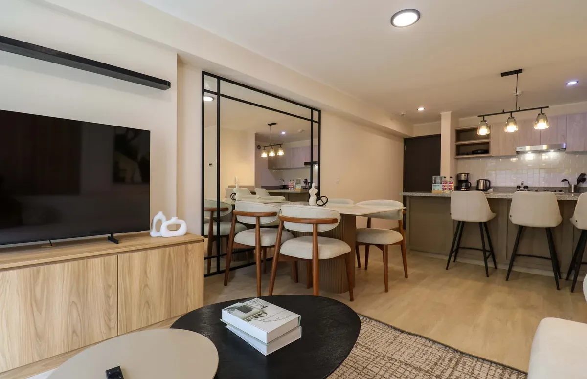 Upscale 3BR w/ AC & Balcony in Miraflores