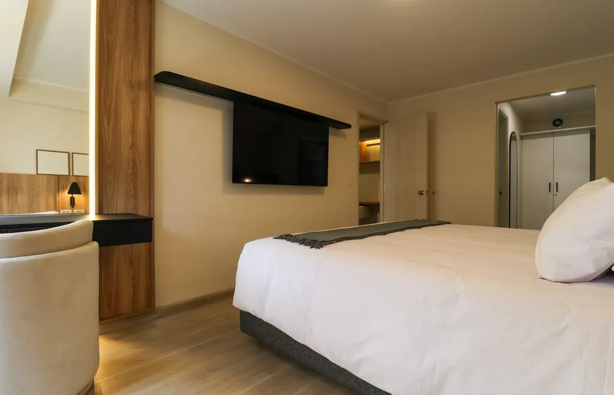 Upscale 3BR w/ AC & Balcony in Miraflores