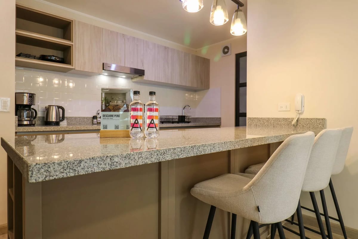 Upscale 3BR w/ AC & Balcony in Miraflores