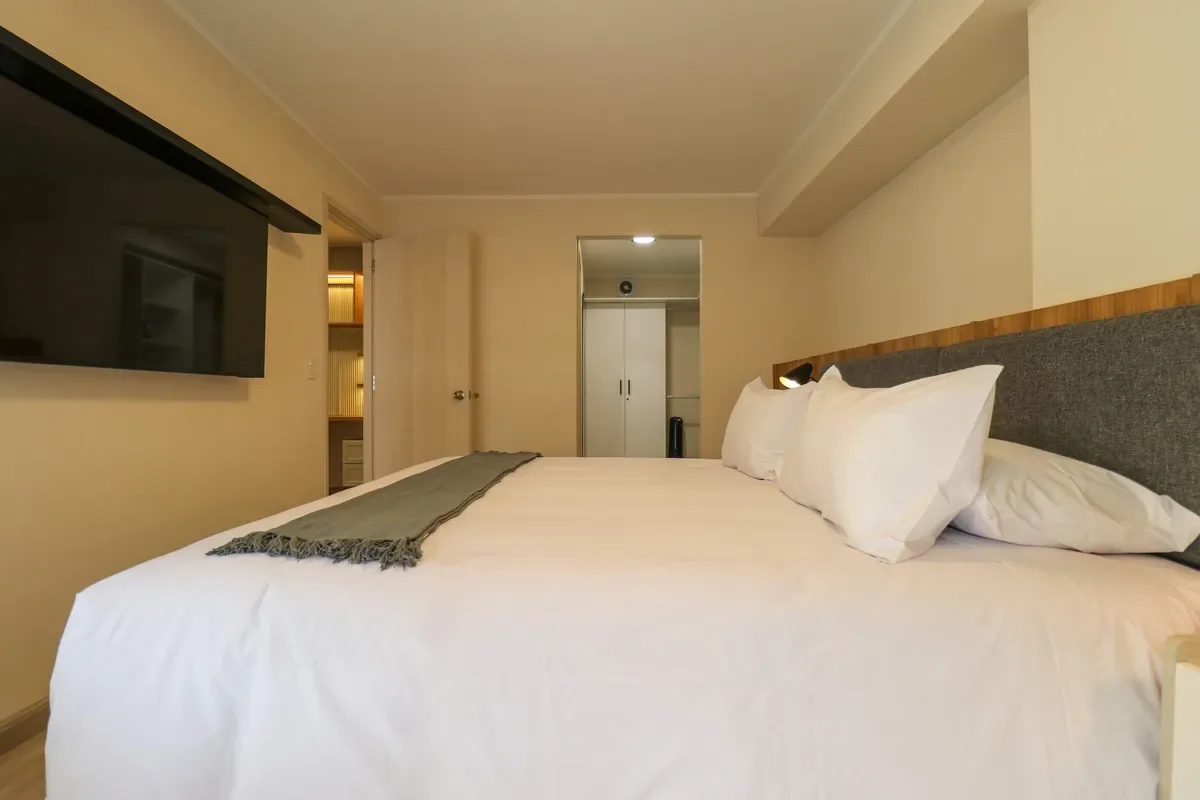 Upscale 3BR w/ AC & Balcony in Miraflores