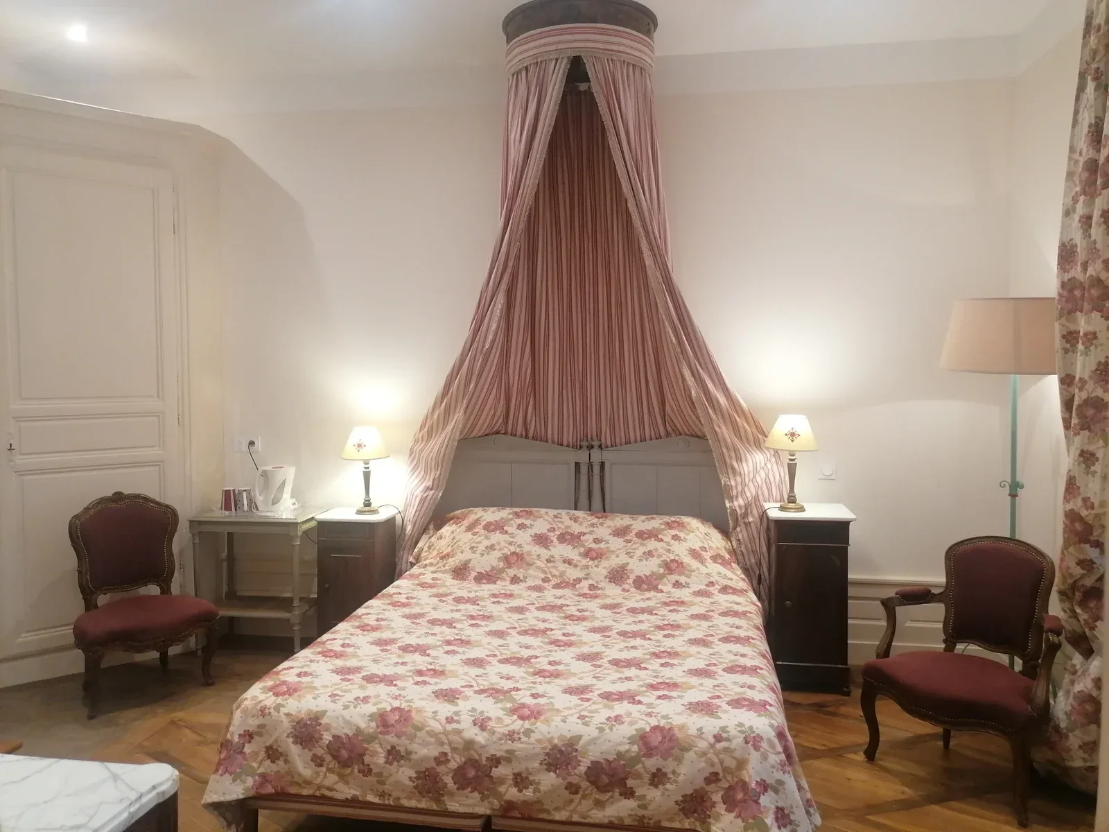 Petite Suite, family room with a view of the park