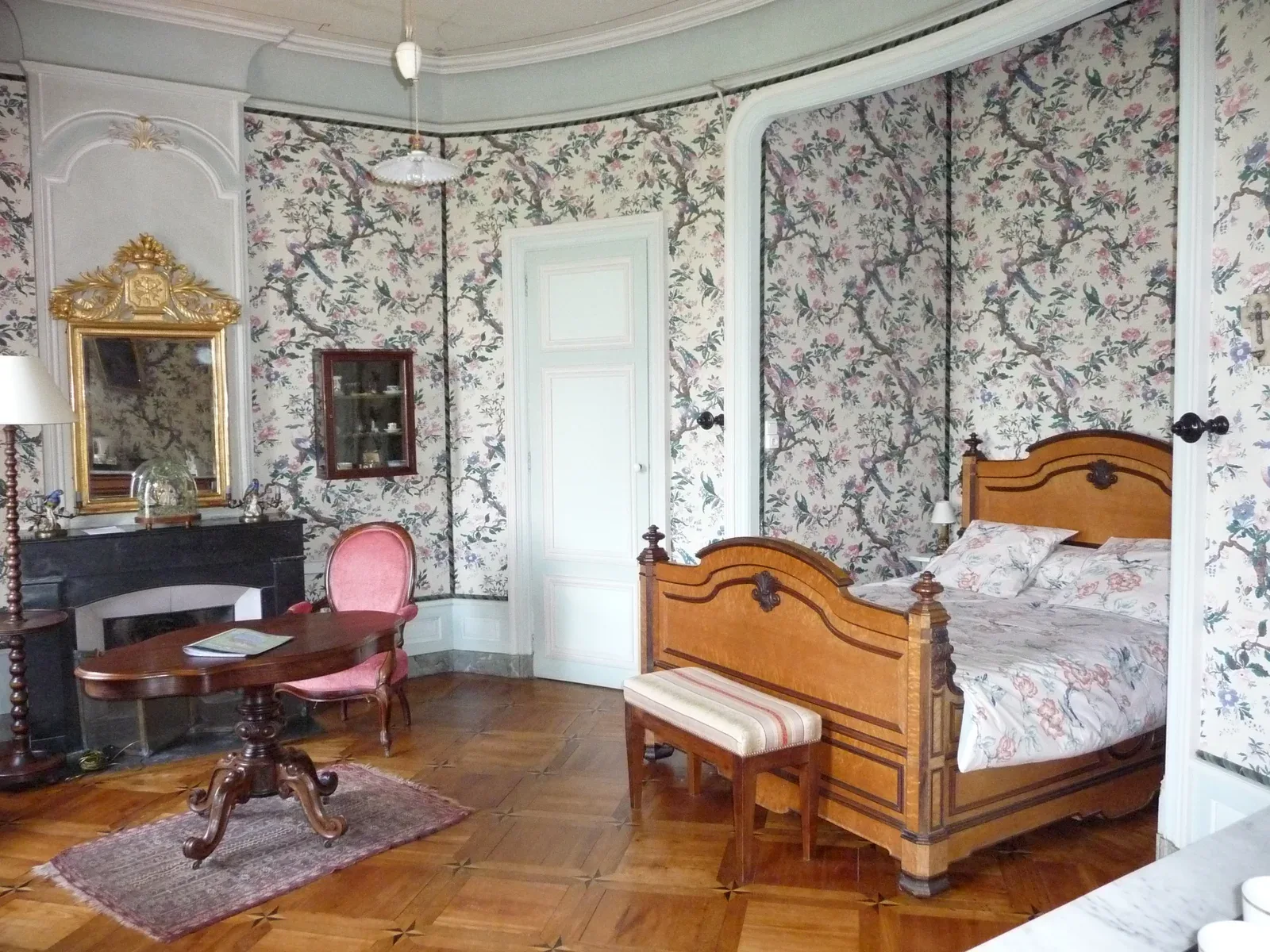 Les Perroquets room, another view