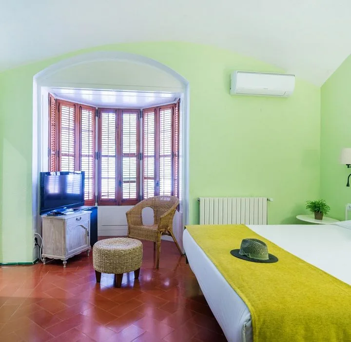 Habitación Masía Bosque con ventana y asientos