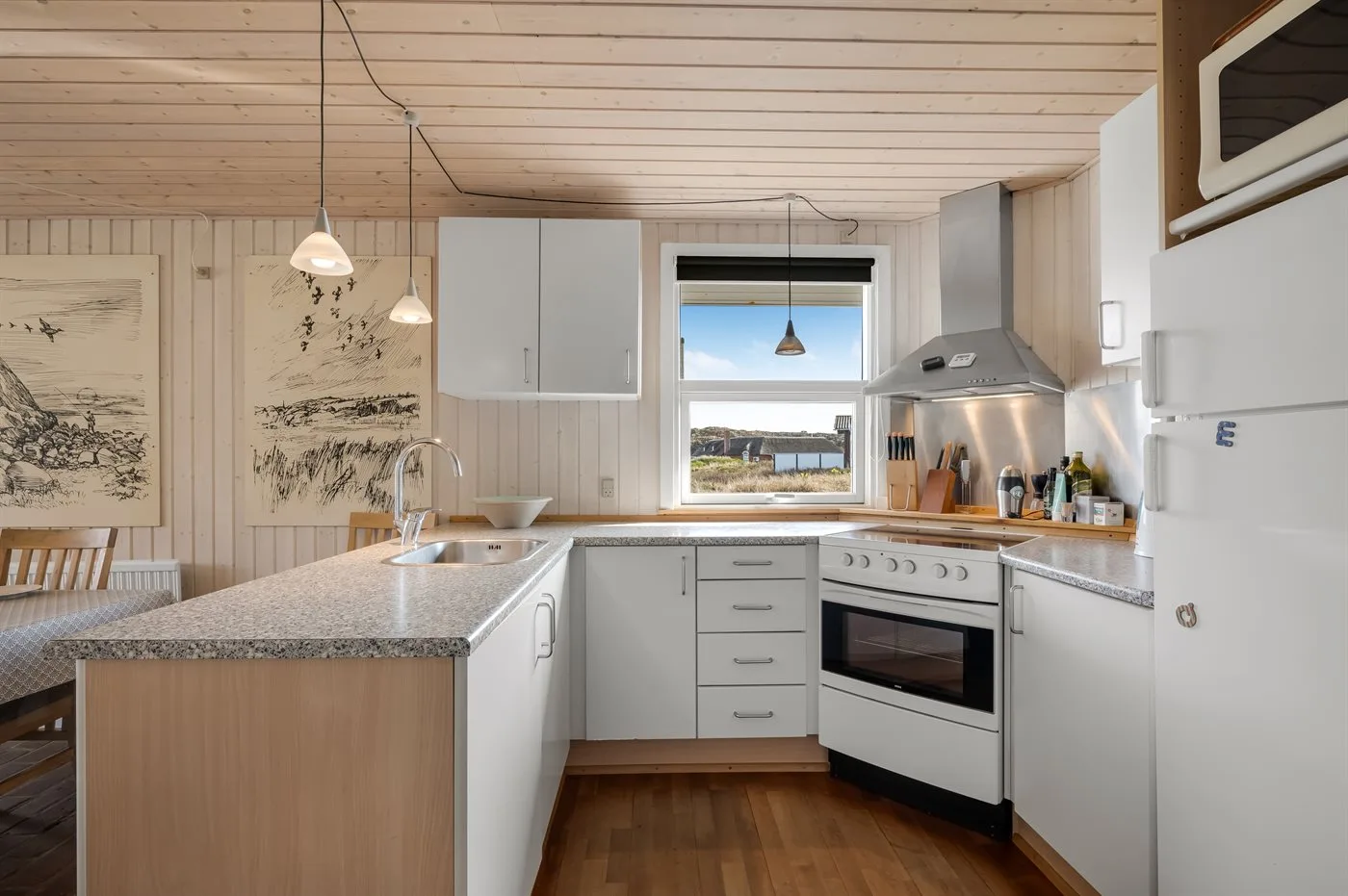 Cocina con comedor y una isla de trabajo.
