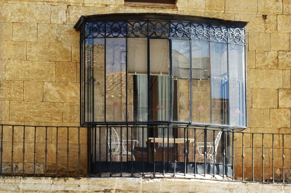 Glass-bay-window room