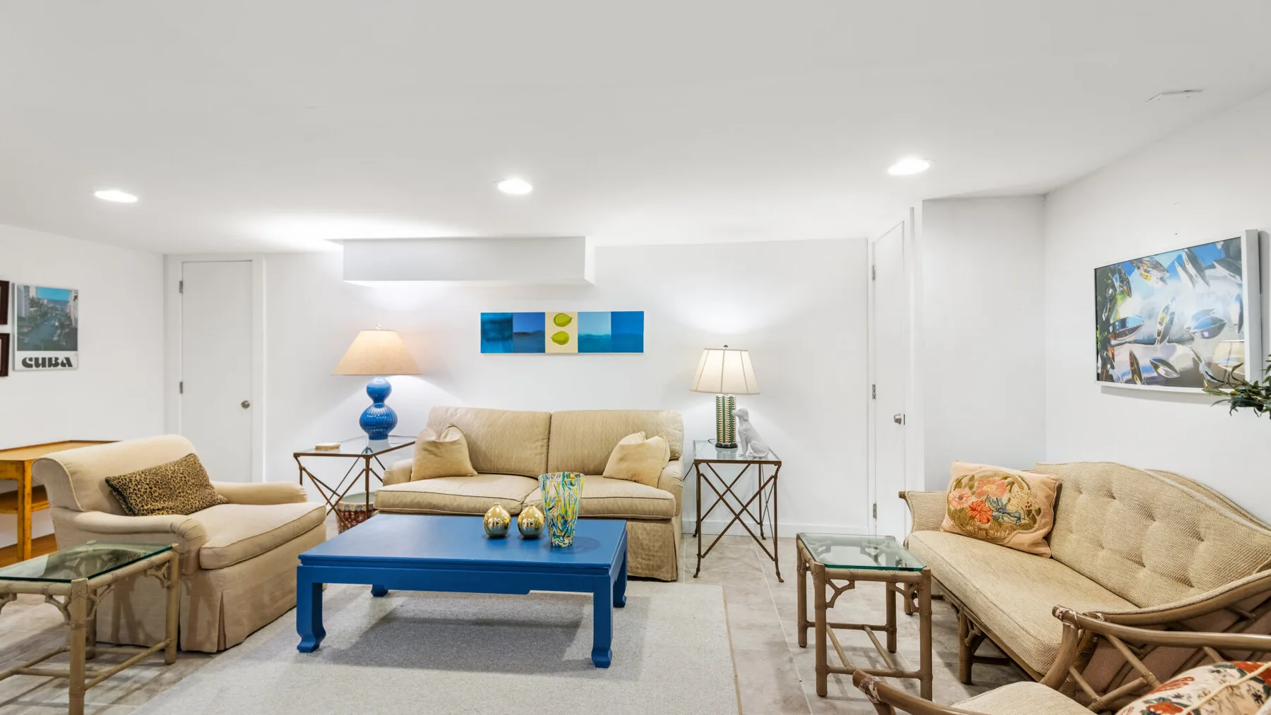 Una sala luminosa con asientos dispuestos alrededor de una mesa de centro azul.
