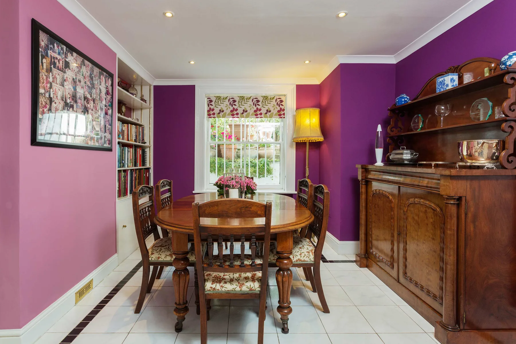 Un comedor con una mesa de madera, sillas y una ventana.