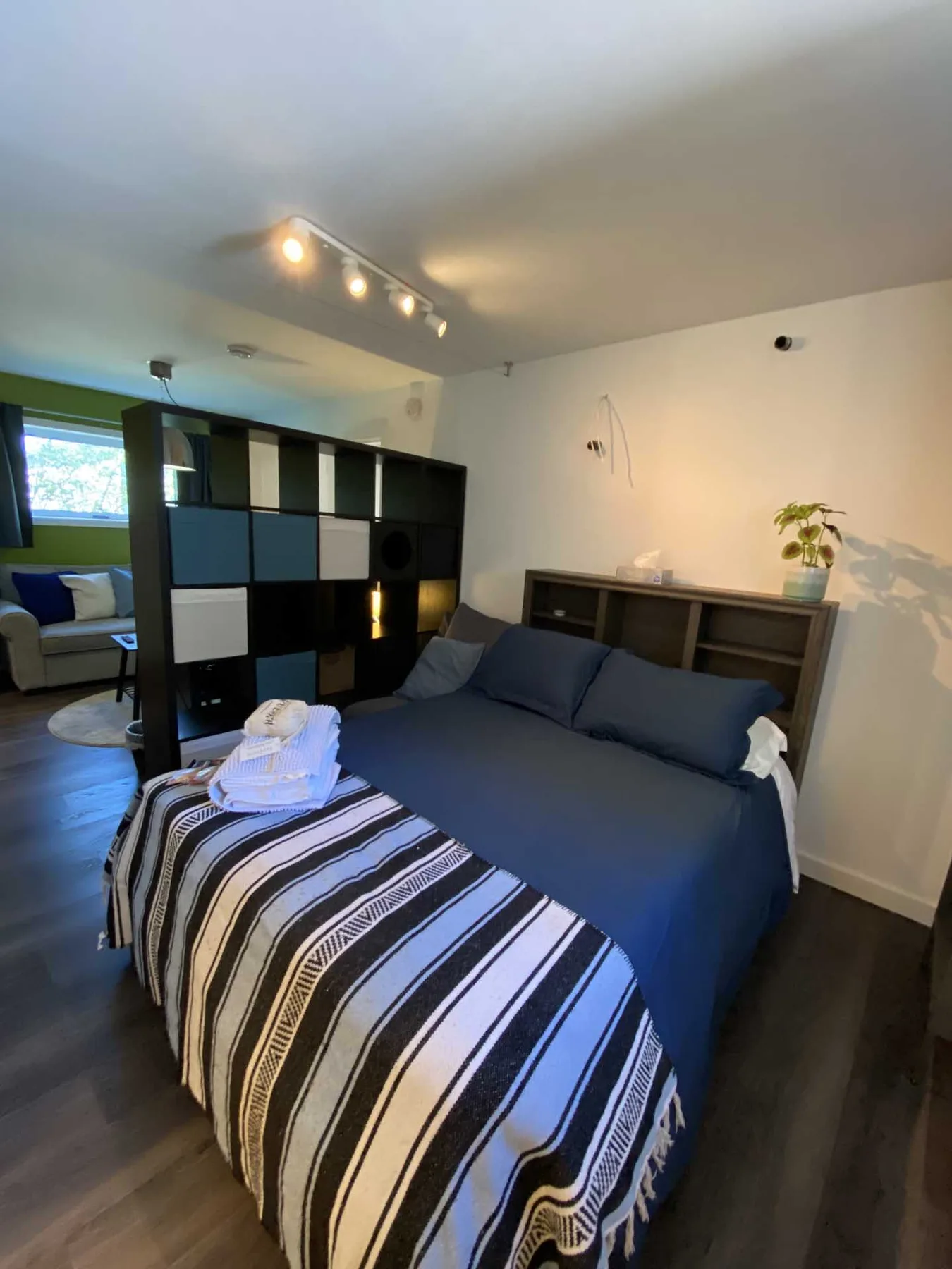 Habitación con una cama doble y ropa de cama azul