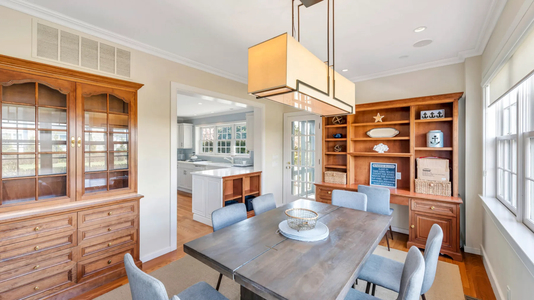 Comedor con una mesa de madera y estanterías empotradas.