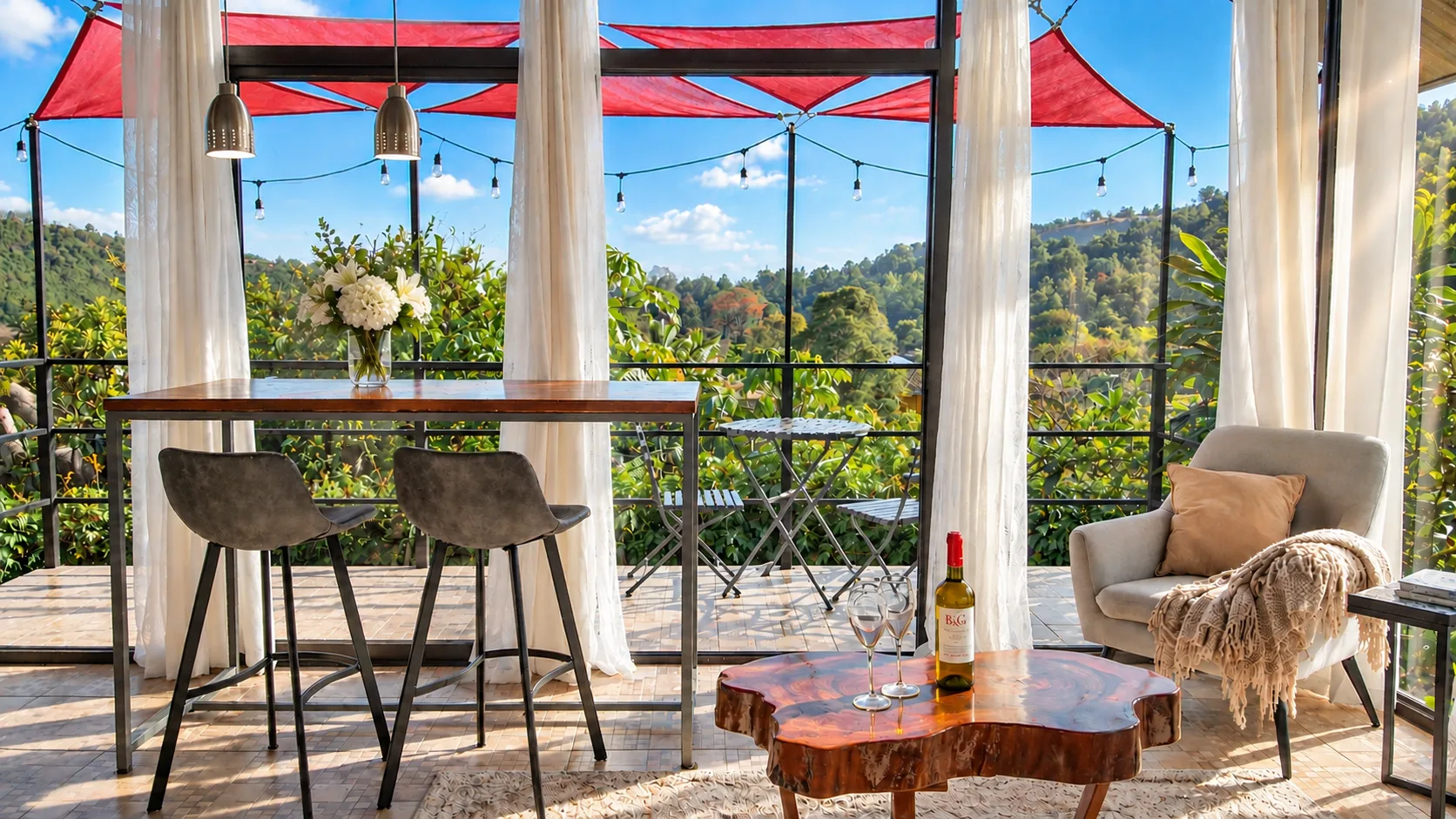 Terraza cubierta con taburetes y vistas al valle en Villa Alejandro