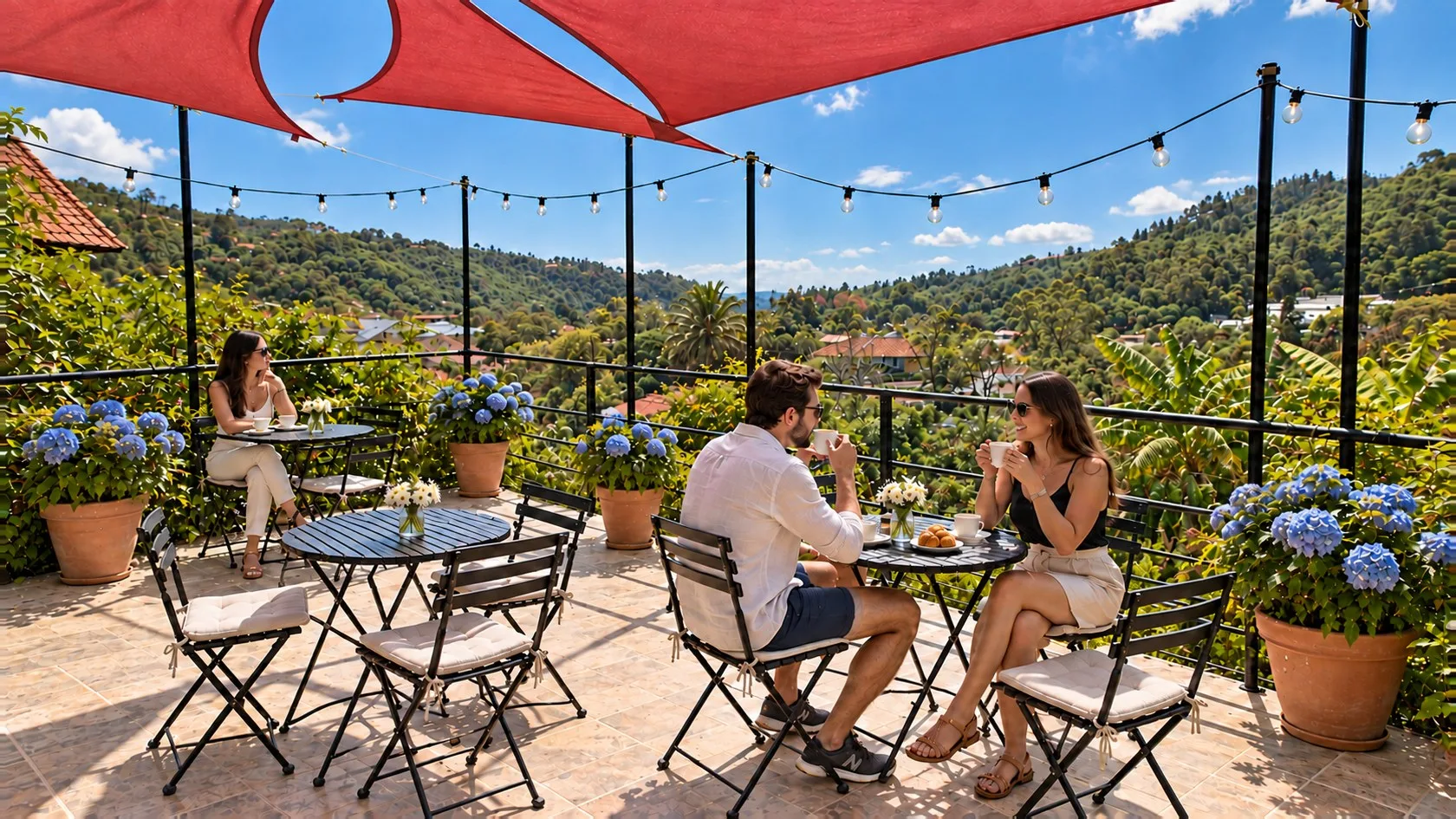 Huéspedes disfrutando de un café en la terraza de Villa Alejandro con vistas a las montañas