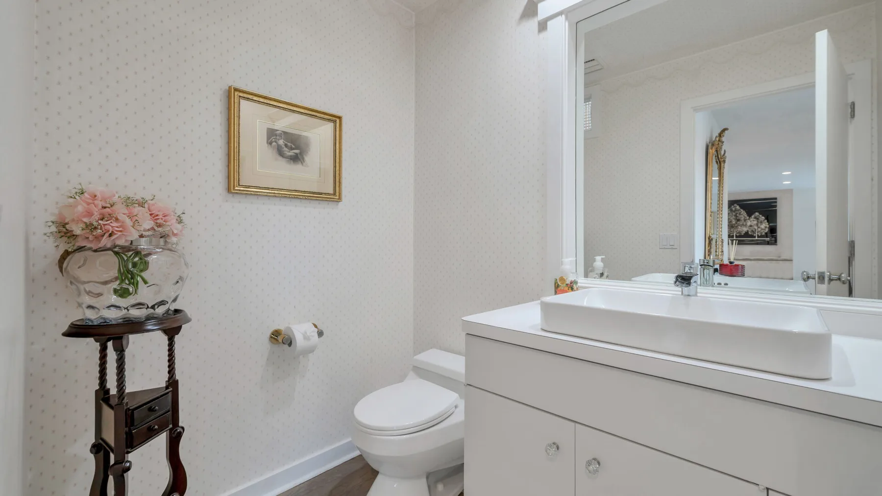 Un baño con inodoro, lavabo y espejo.