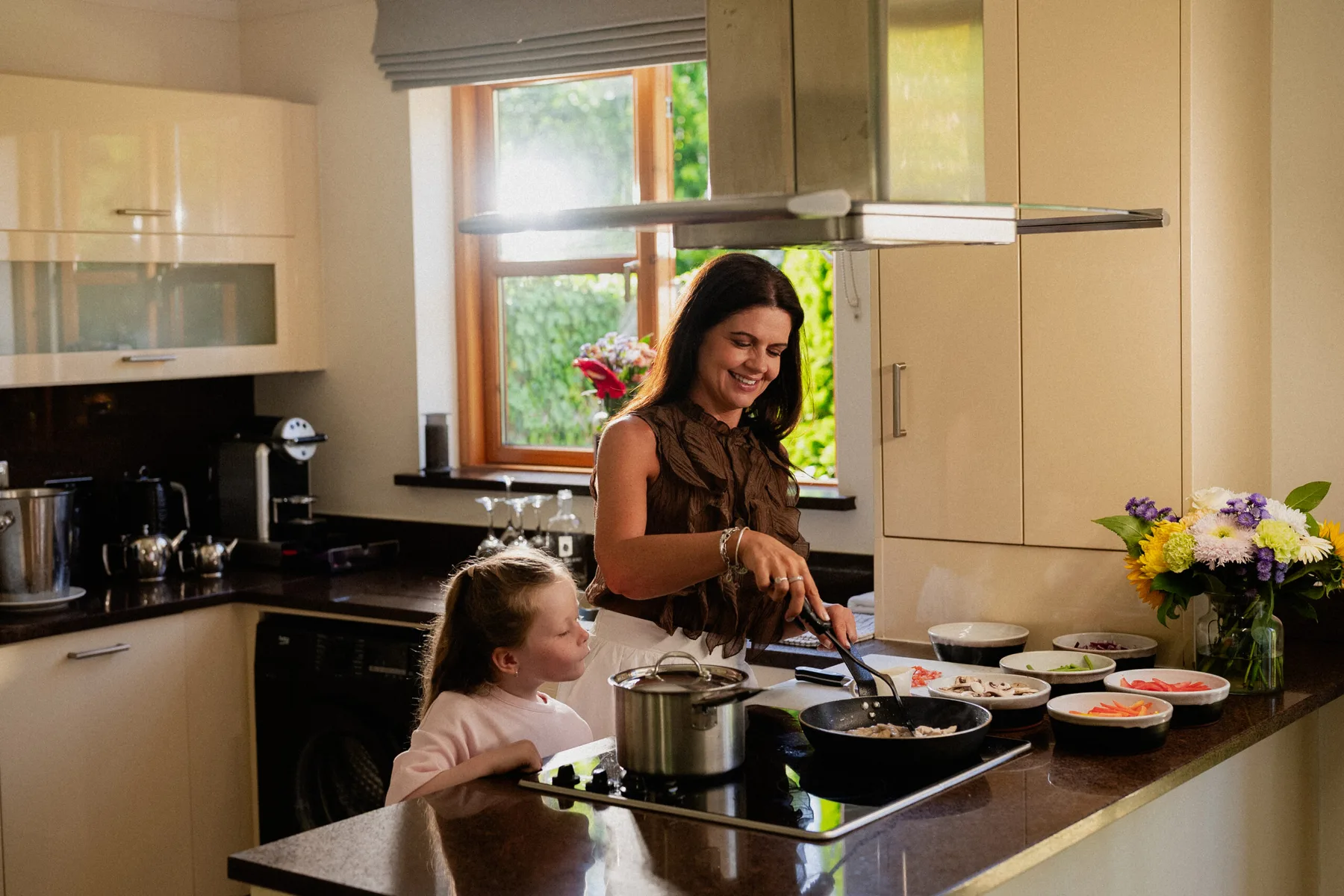 Preparando comida en la cocina de una cabaña con cocina propia