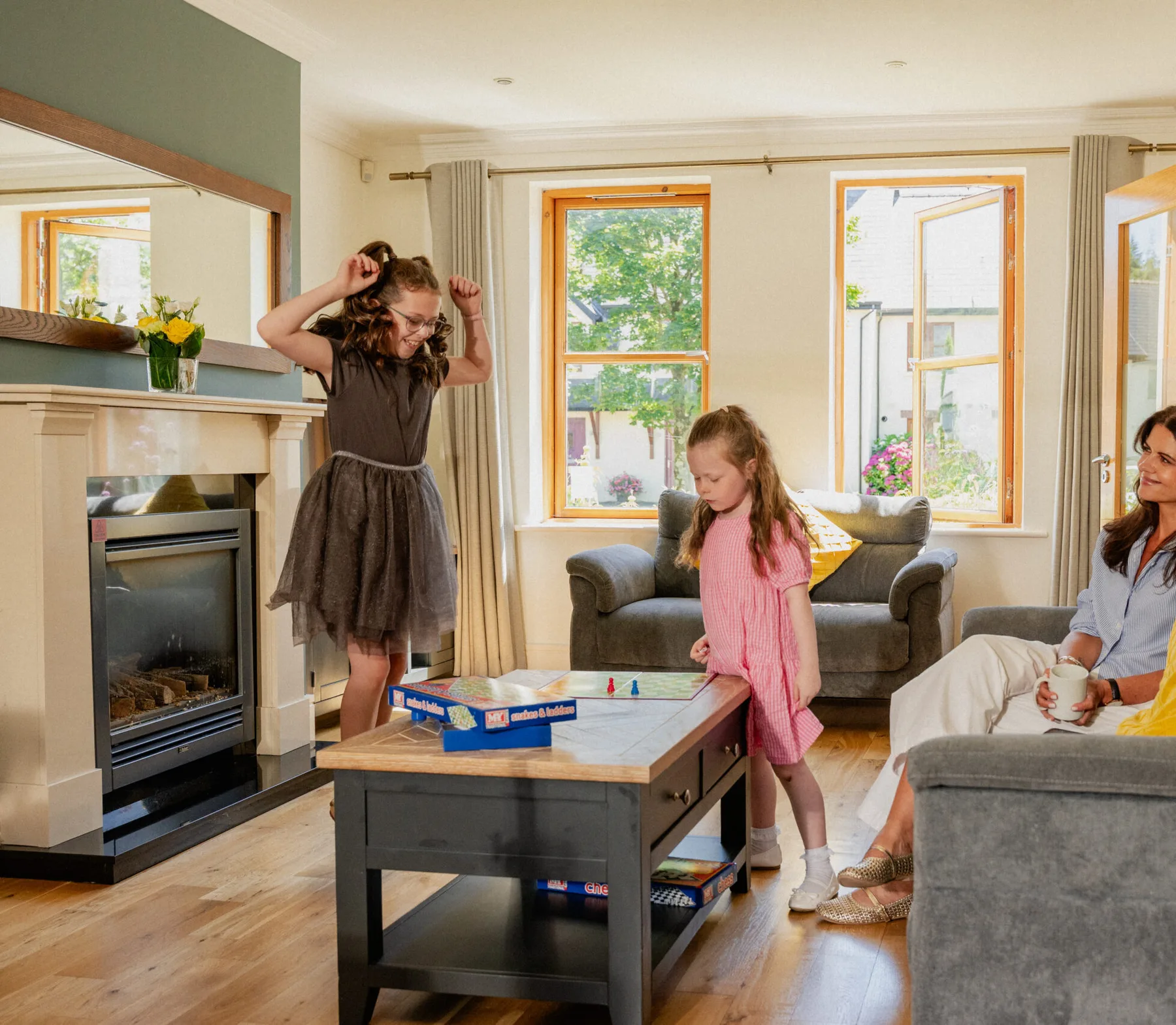 Niños jugando a juegos de mesa en una cabaña con cocina propia