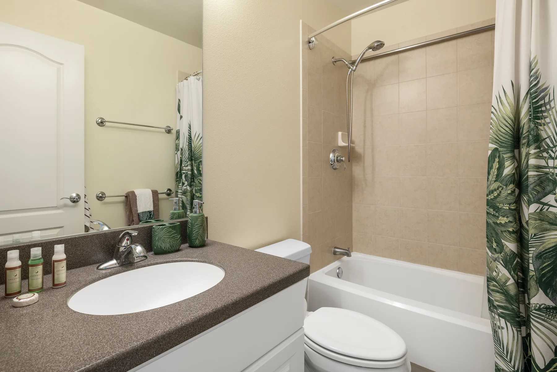 Baño con lavabo, inodoro y bañera con ducha.