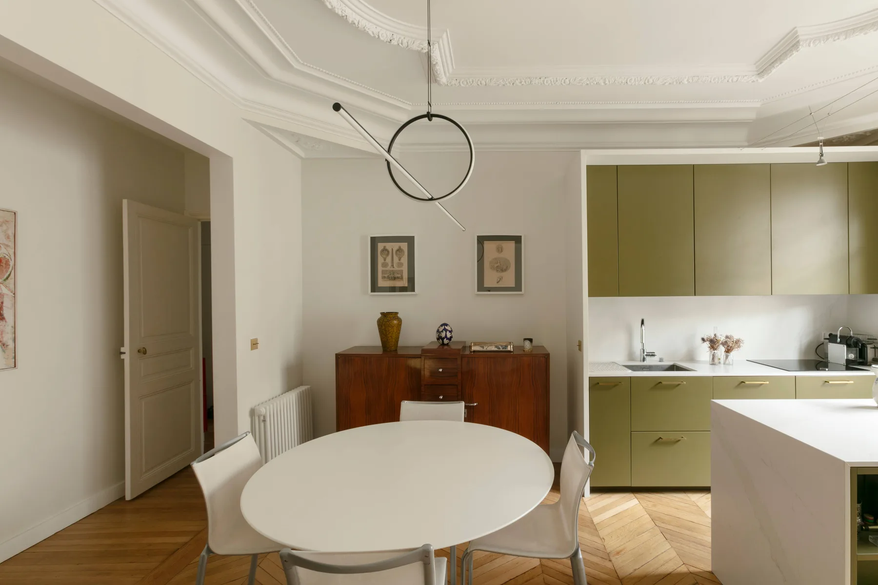 Comedor con una mesa redonda junto a una cocina moderna.