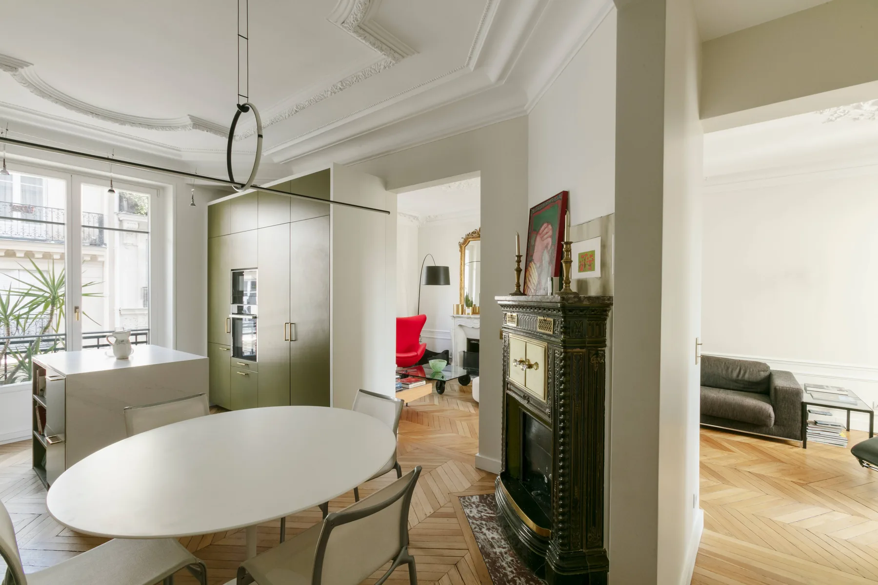 Una luminosa zona de estar y comedor con una mesa grande junto a ventanales.
