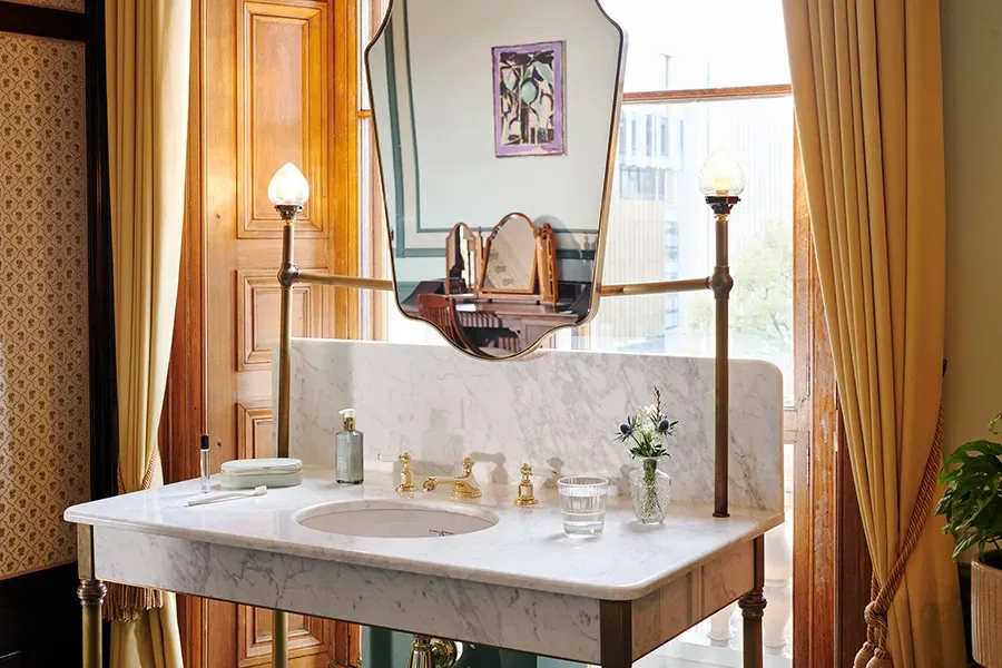 Lavabo y espejo en una habitación Master Room