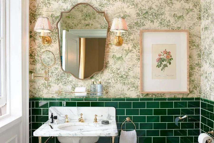 Baño con ducha en una habitación Town Room
