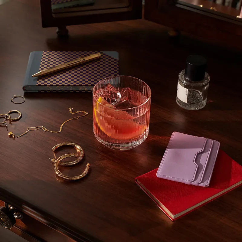 Un negroni sobre el tocador de un dormitorio