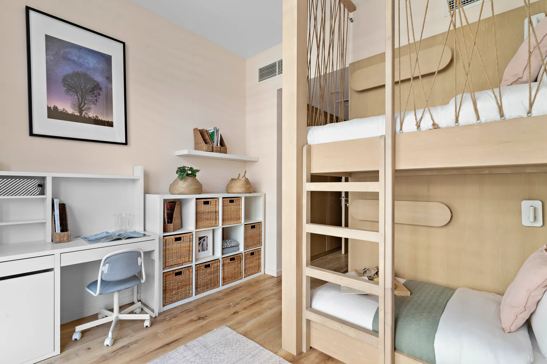Un dormitorio con una litera de madera, escritorio y estantes de almacenamiento.