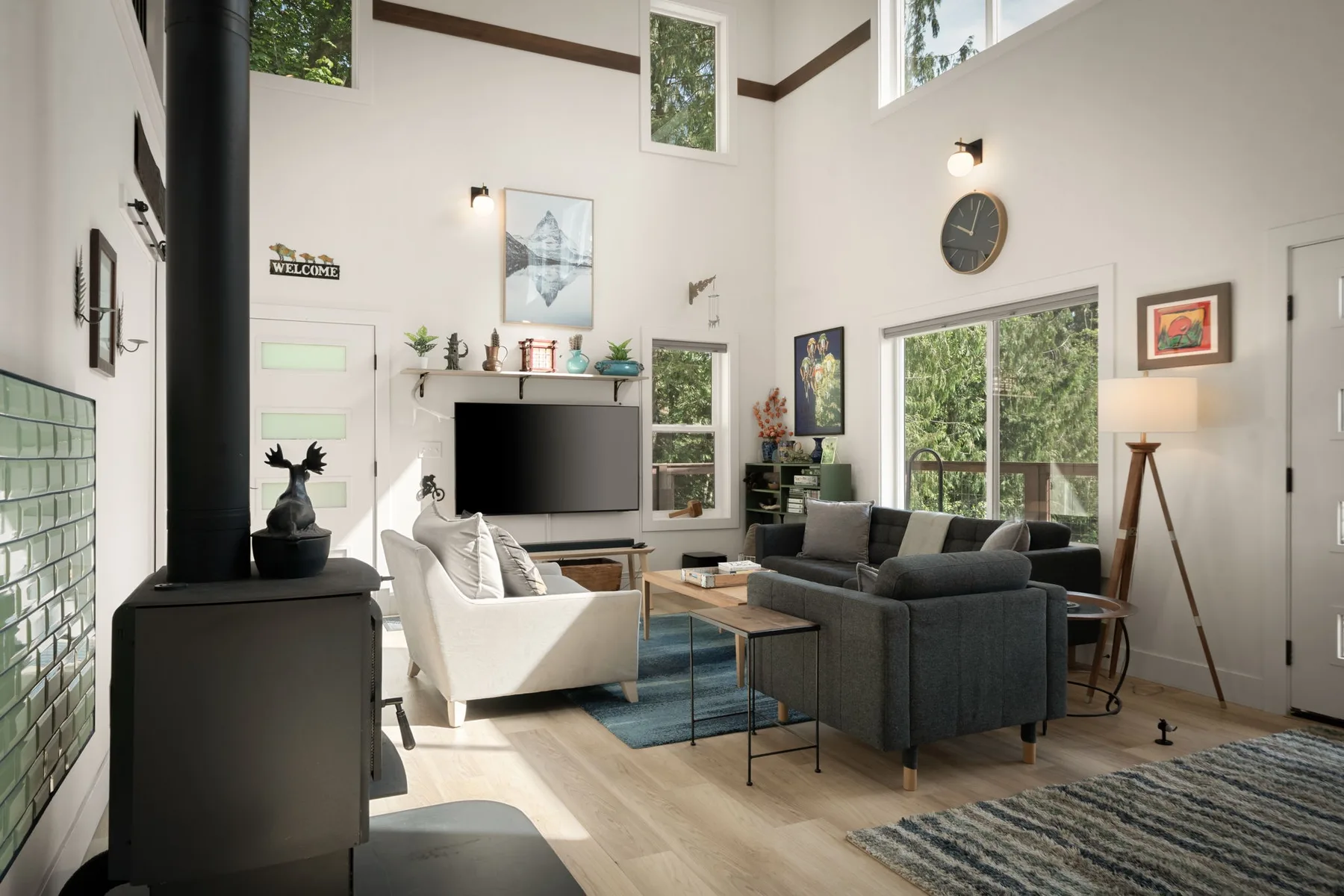 Una sala luminosa con asientos dispuestos alrededor de un televisor y una mesa de centro.