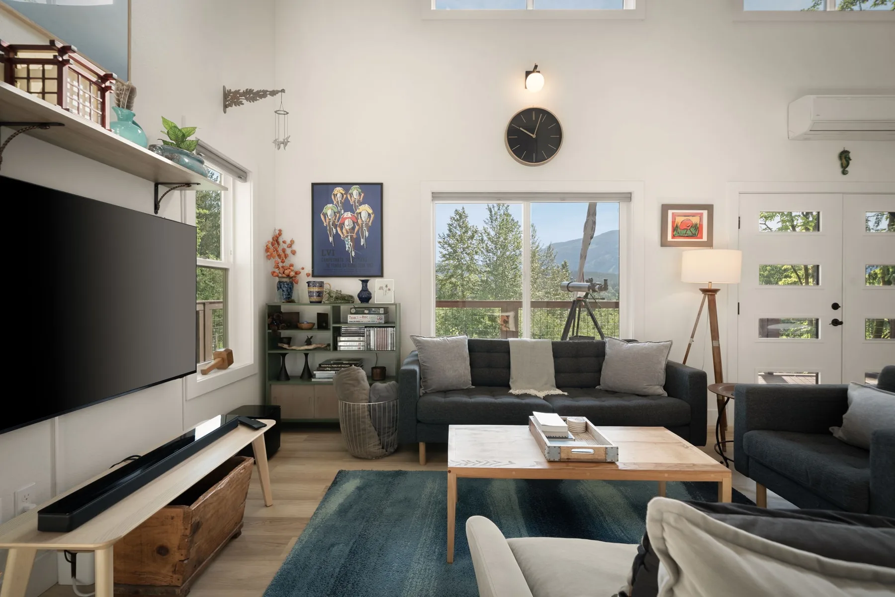 Una sala de estar con asientos alrededor de una mesa de centro y un televisor.