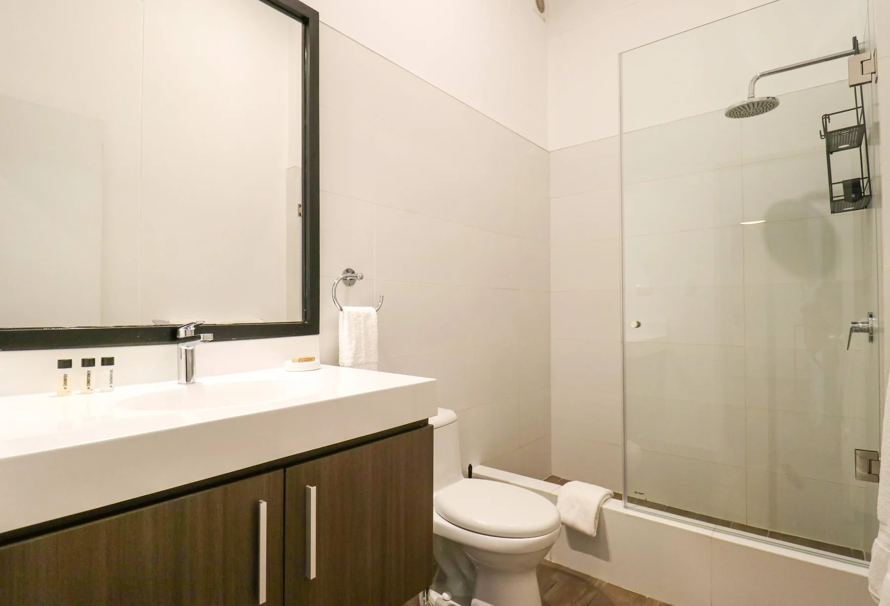 Bold and Spacious 2BR in Miraflores