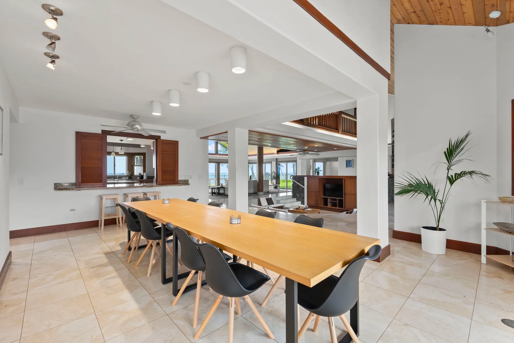 Un comedor luminoso cuenta con una mesa larga de madera y sillas.