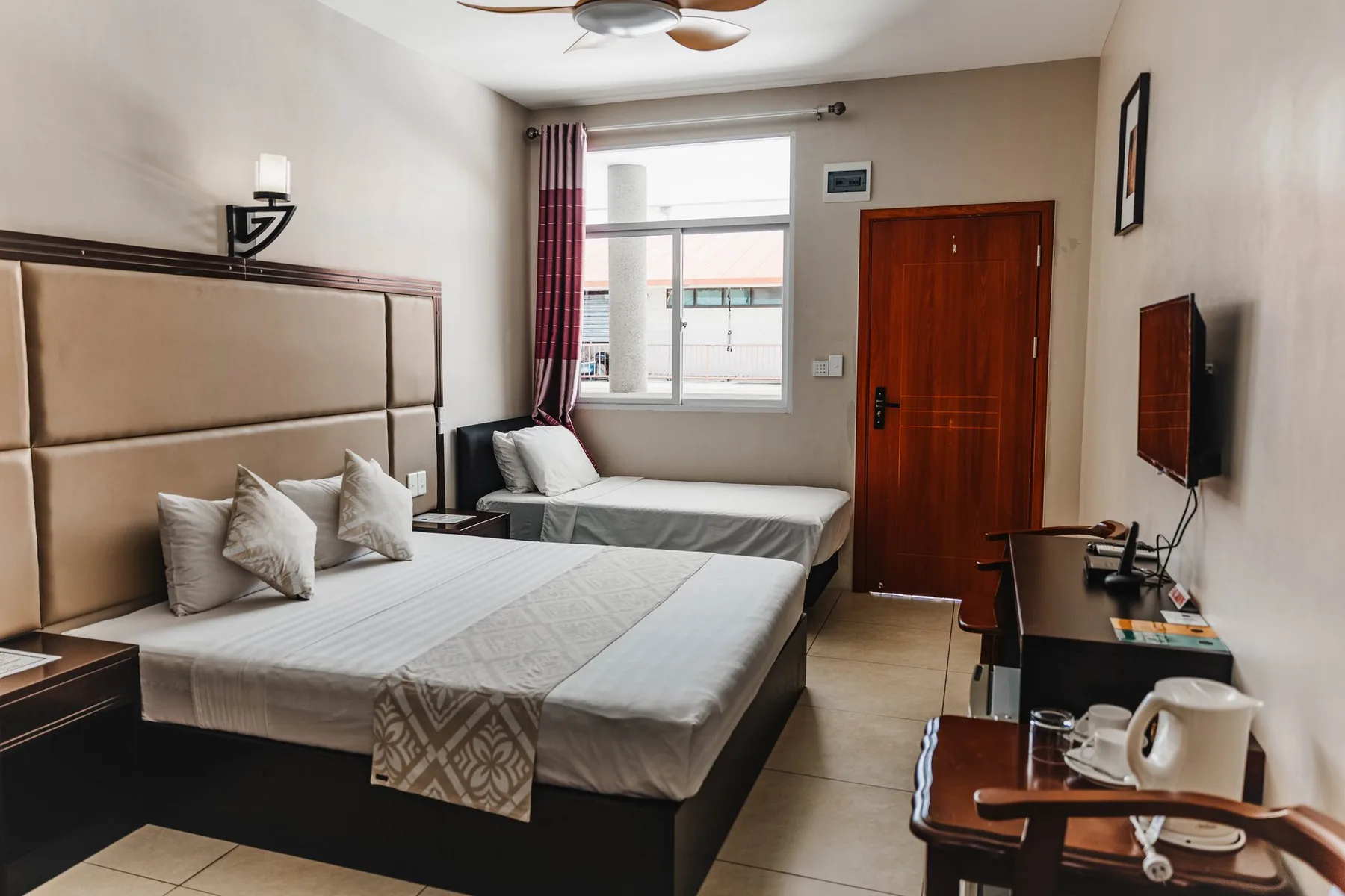 Standard room with a queen bed and a single bed.