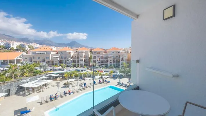 Double room with pool view