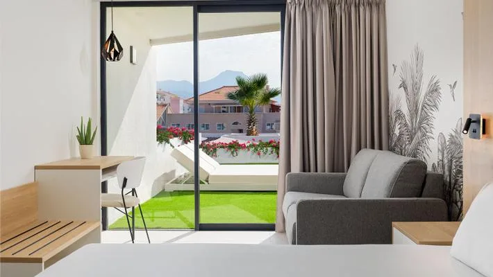 Double room with Balinese bed