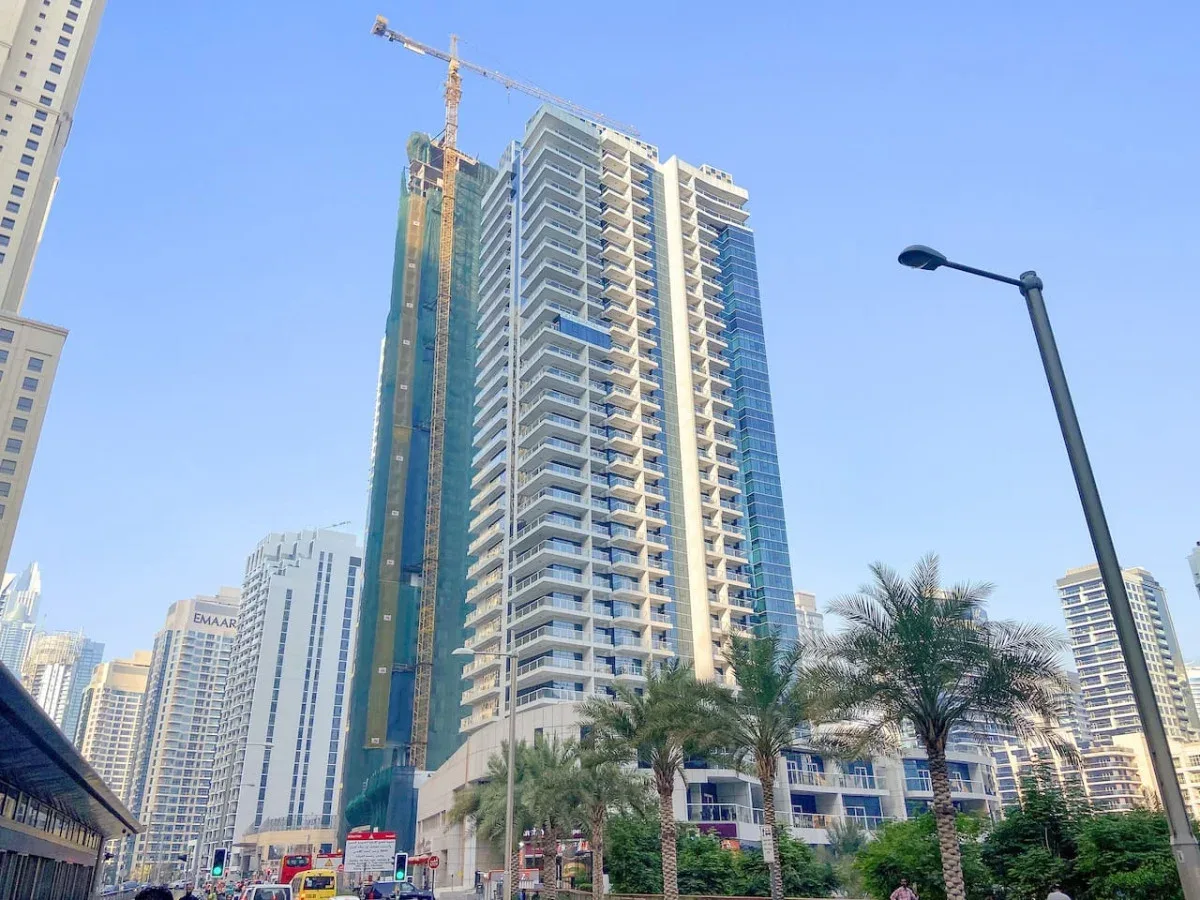 Un edificio alto en construcción se alza entre otras torres de la ciudad.