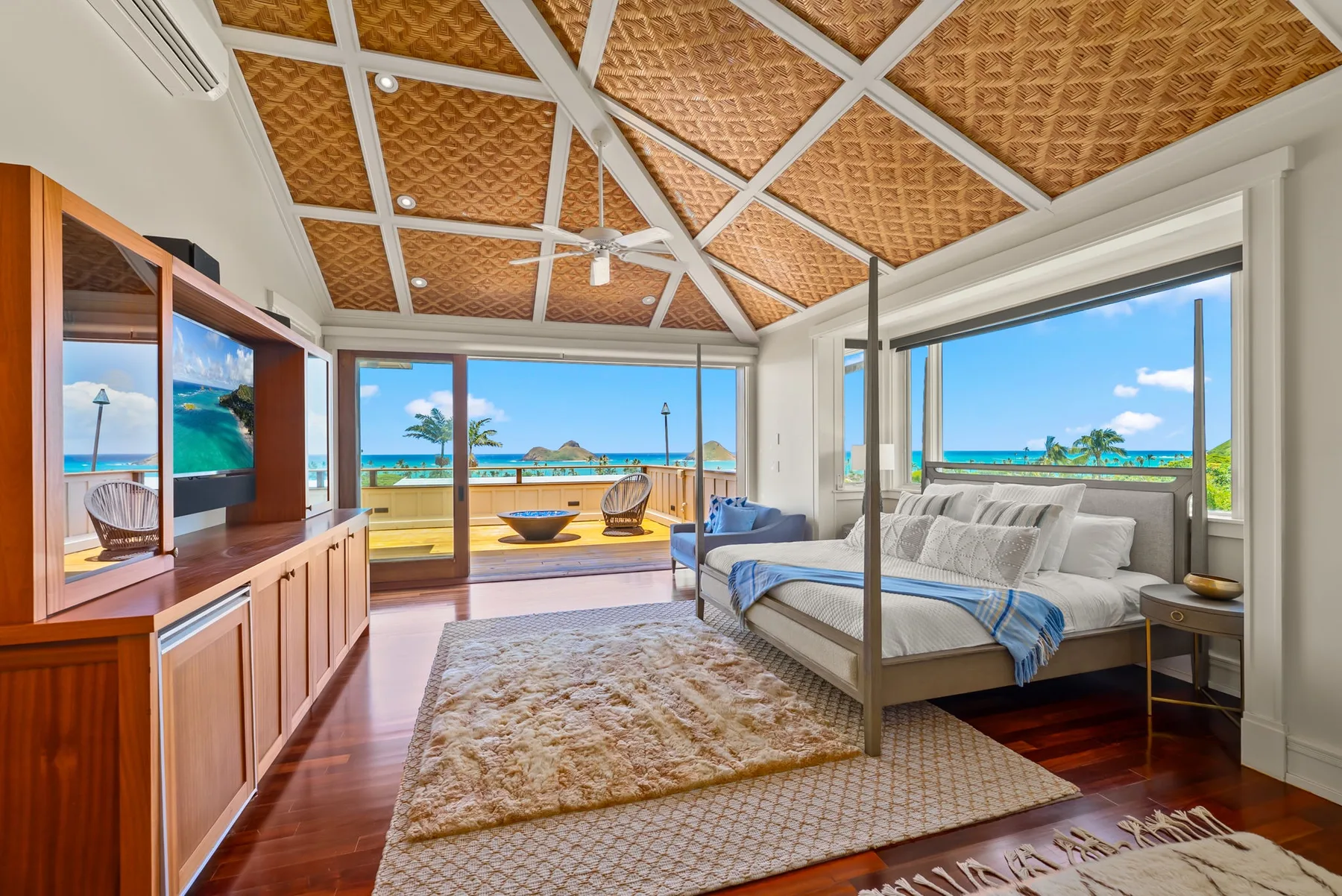 Un dormitorio luminoso se abre a un balcón con vistas al mar.