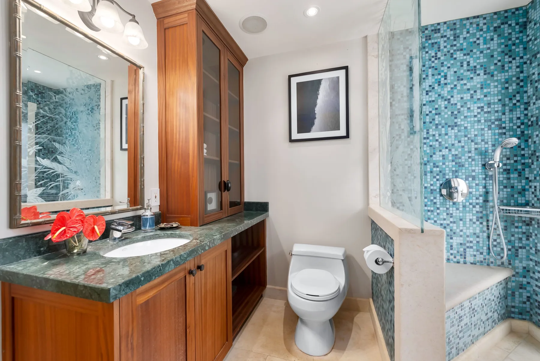 Un baño con lavabo, inodoro y zona de ducha con azulejos.