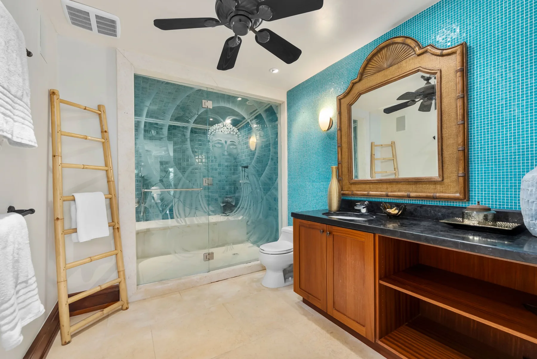 Un baño con ducha de vidrio, bañera y lavabo con mueble.