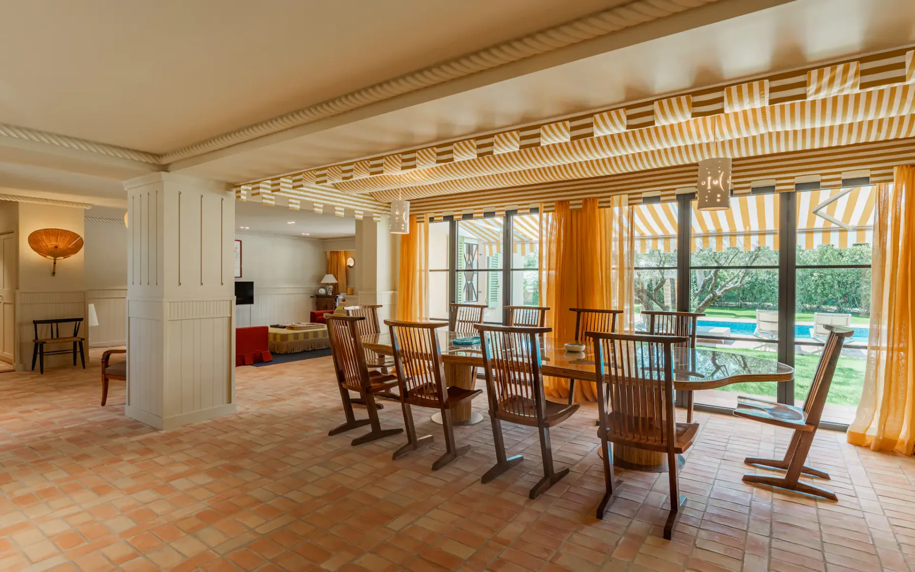 Comedor de planta abierta con un conjunto de mesa y sillas con vistas al jardín exterior