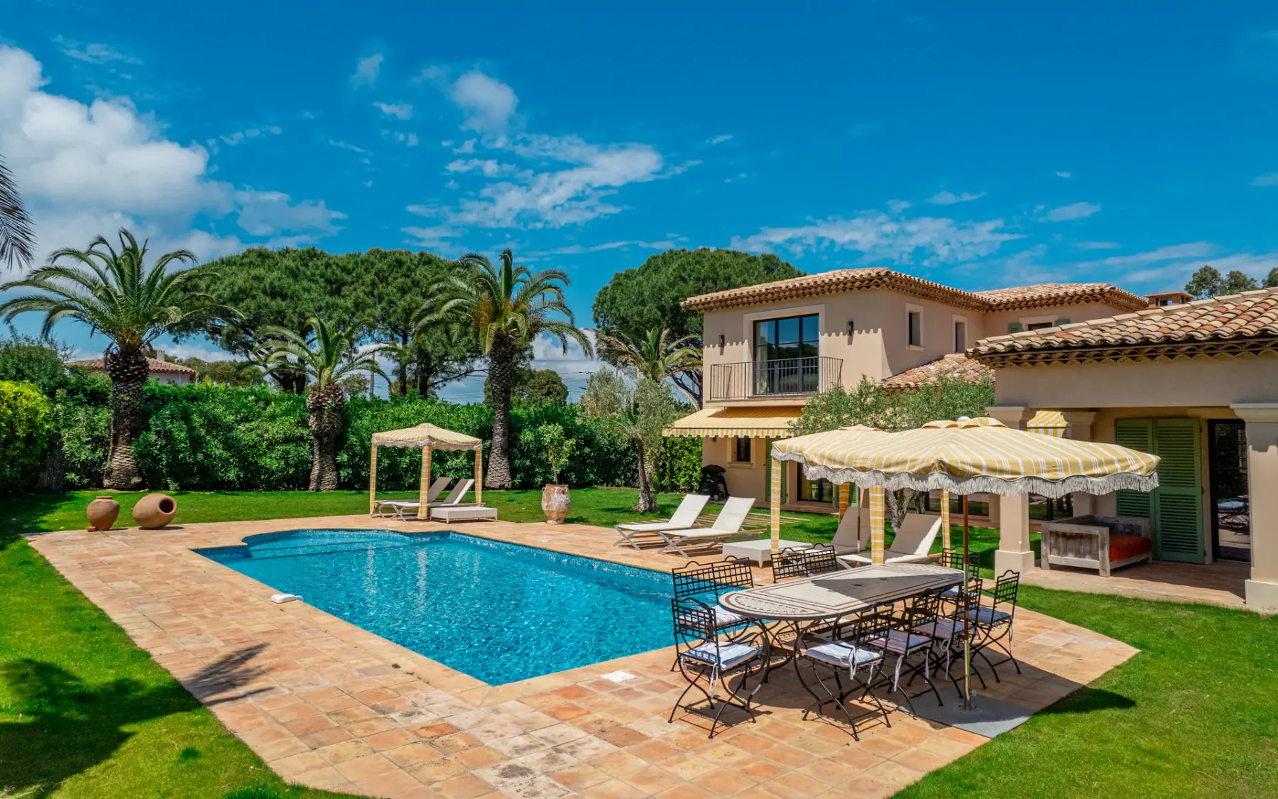 Vista exterior de un jardín y una piscina