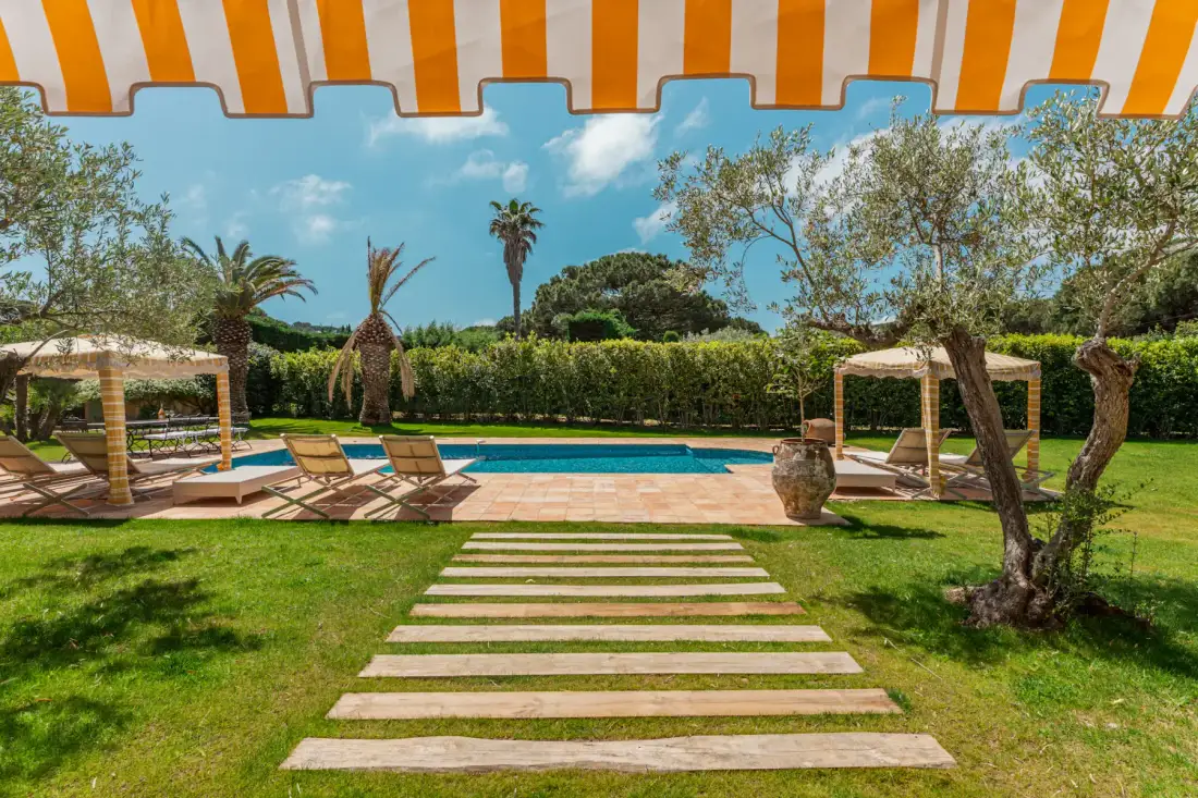Sendero del jardín que conduce a una piscina al aire libre