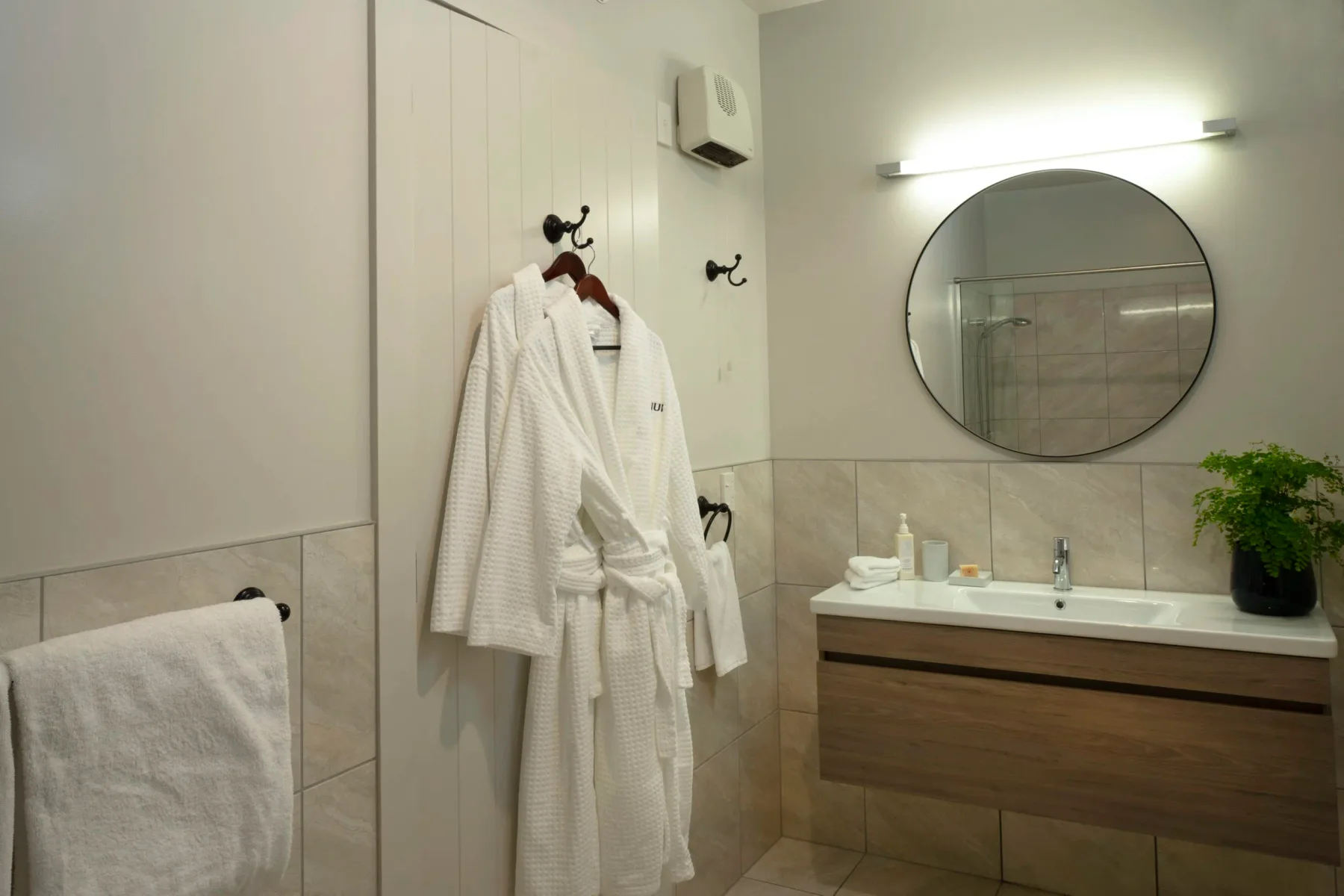 Baño privado integrado en la habitación.