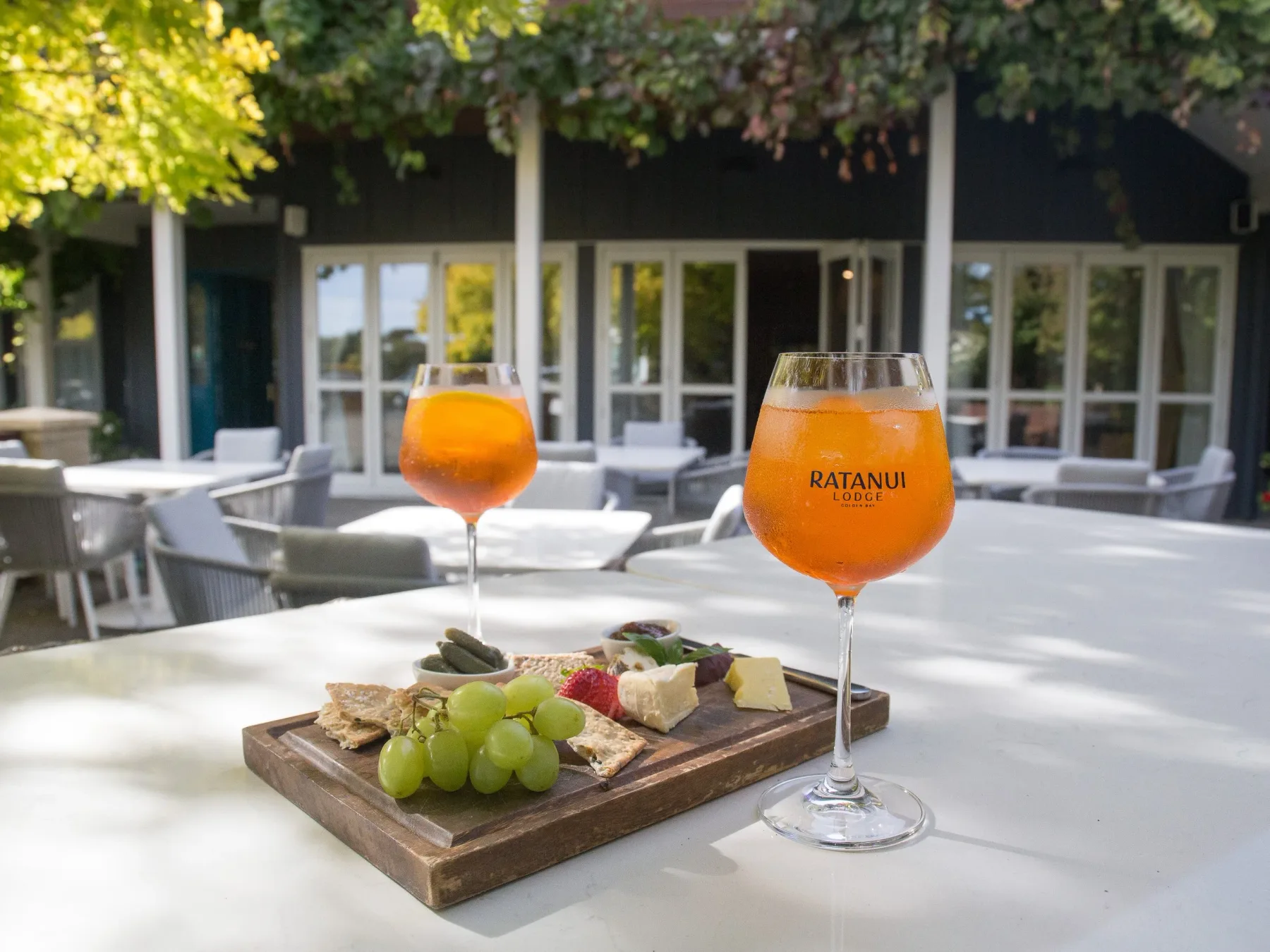 Bebidas y una tabla en Ratanui Lodge.