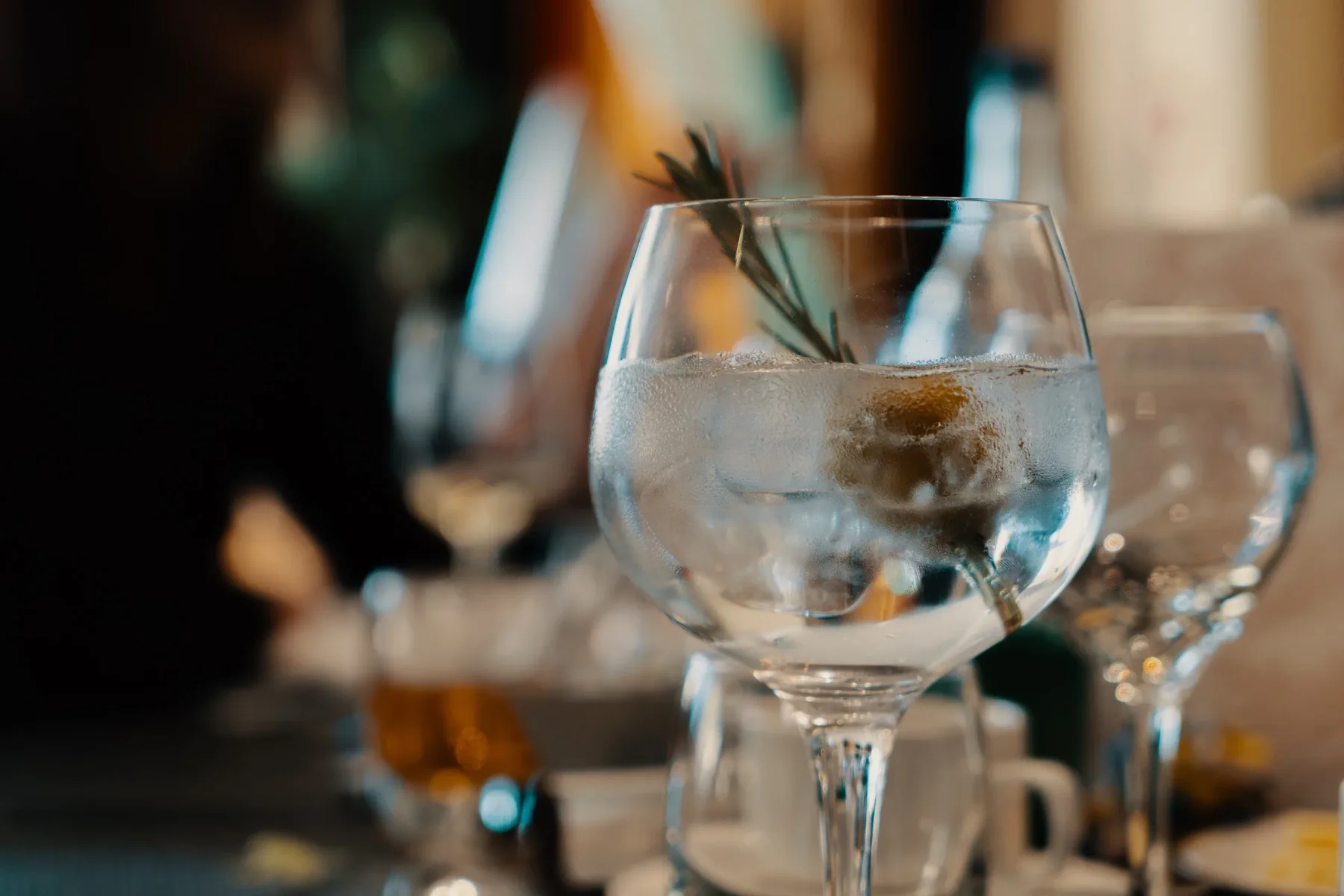 Gin-tonic decorado con romero y una aceituna en el restaurante del alojamiento.